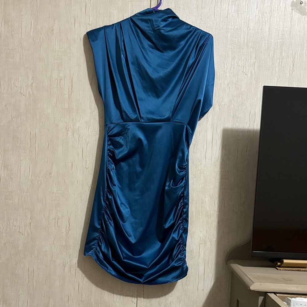Chic One Shoulder Teal Dress
Shoulder pad like sleeves